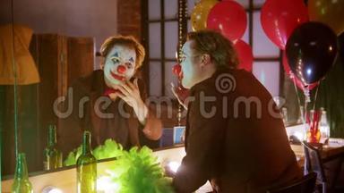 更衣室里一个疯狂的小丑用他的颜料画了一个微笑，用红色的